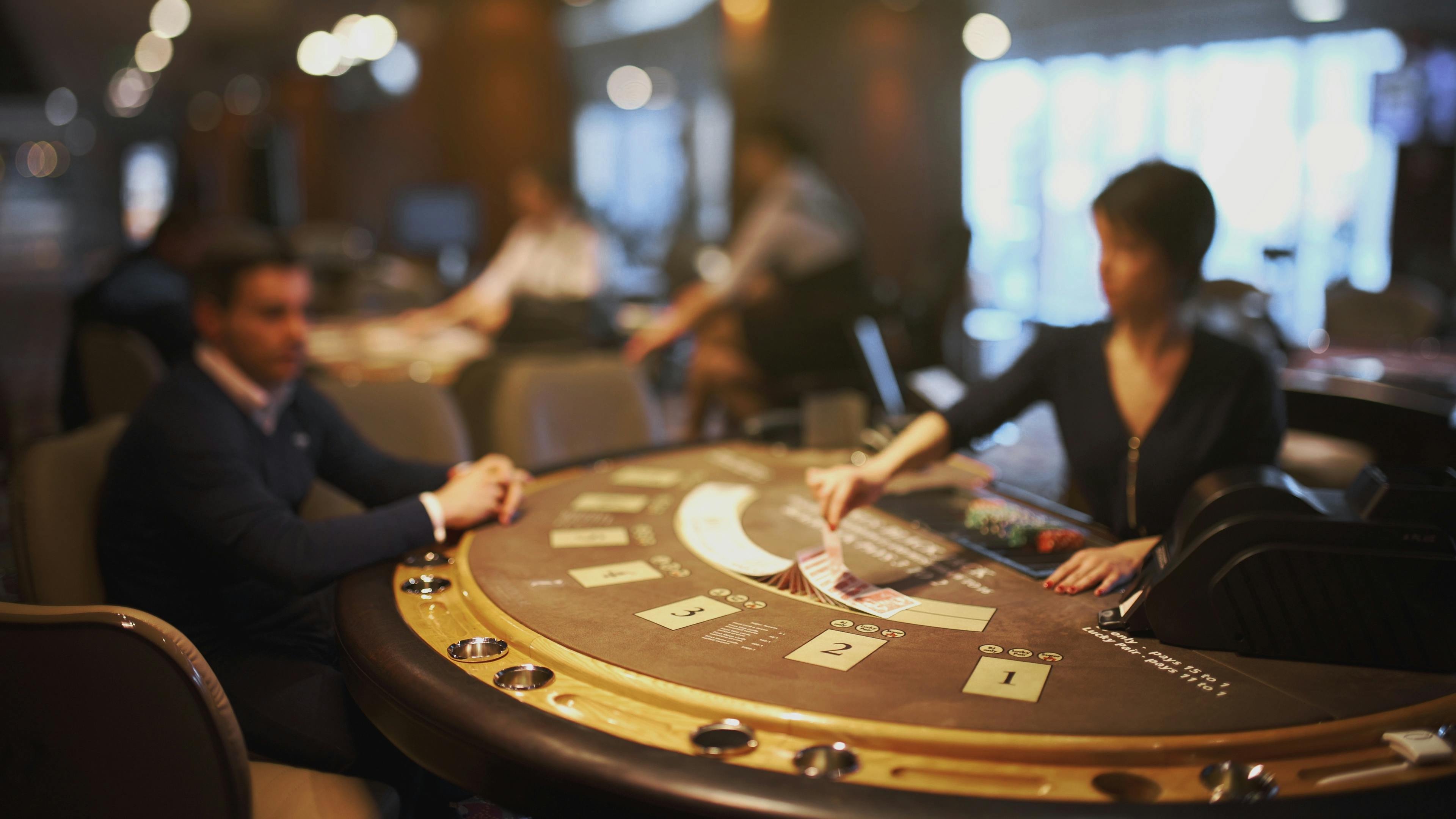 Antarmuka aplikasi mobile indofun17 menampilkan meja live dealer dan menu navigasi